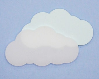Peut inclure: Un nuage en papier blanc avec un nuage en papier bleu clair sur le dessus. Les nuages sont sur un fond bleu clair.