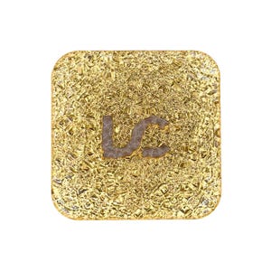 Puede incluir: Una moneda cuadrada de color dorado con la letra "U" y una "C" estilizada en el centro.