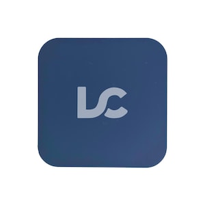 以下が含まれることがあります： 中央に白い「LC」ロゴが付いた正方形の濃い青色の充電パッドです。