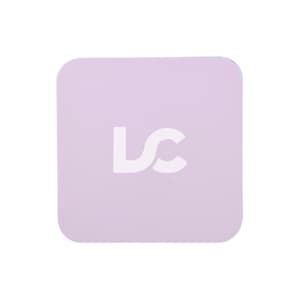 以下が含まれることがあります： 中央に白い文字「LC」が書かれた、正方形の薄い紫色のコースターです。