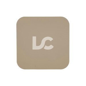 以下が含まれることがあります： ベージュの正方形のコースターに白い文字で「LC」と書いてあります。