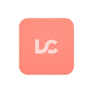 以下が含まれることがあります： 白い文字「LC」が書かれた、コーラル色の正方形のコースター