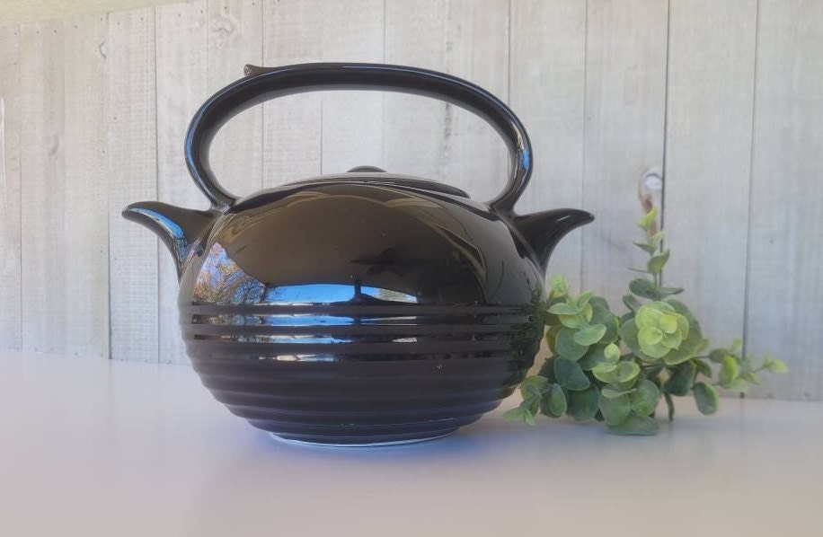 Black and White Stout Tea Kettle with Iron Handle