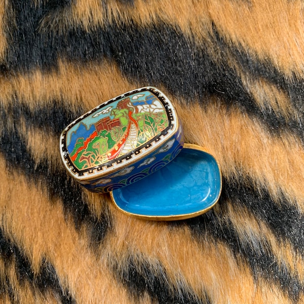 Small Vintage Cloisonné Brass Metal Oval Pill Box / Trinket Jewelry Box Enamel Blue Great Wall of China Miniature Landscape