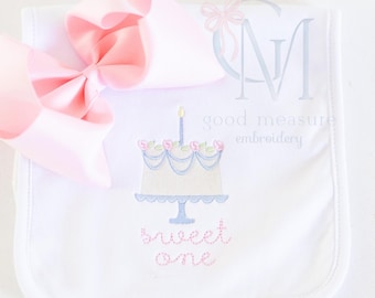 Torta di compleanno floreale, mini ripieno, ricamo a macchina, disegno