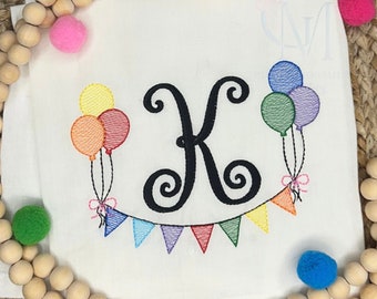 Balões de aniversário e nome de banner, quadro, desenho de bordado à máquina