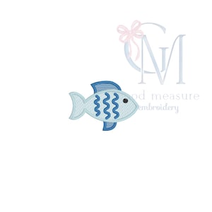 Könnte beinhalten: Ein hellblau gestickter Fisch mit dunkelblauen Akzenten. Der Fisch hat drei wellenförmige Linien und ein kleines schwarzes Auge. Das Design befindet sich auf weißem Hintergrund. Der Fisch ist ein nautisches oder aquatisches Thema.