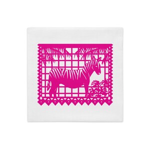 ゼブラ柄の装飾枕カバー 18 x 18 インチ、白地にピンクのパペルピカド、A Is For Alpaca And Amigos © Lisa Osterman 著