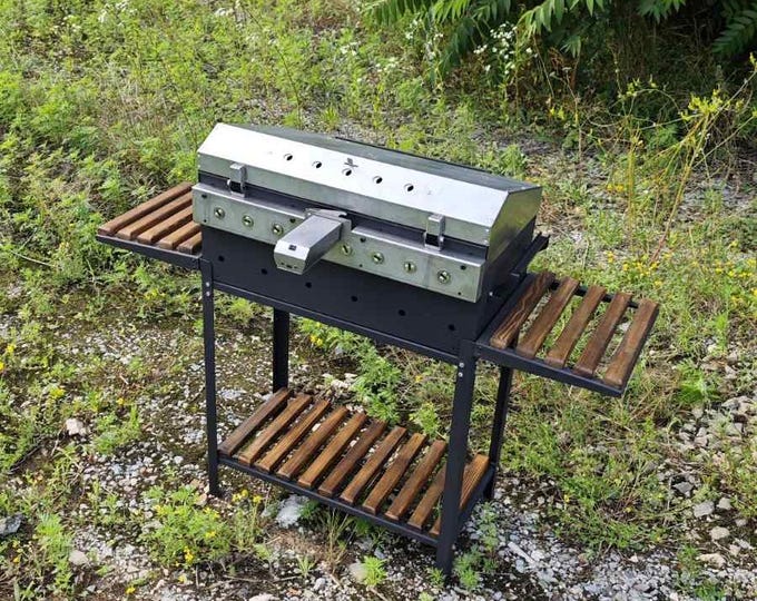 Grill with automatic skewer rotation mechanism with stainless steel lid