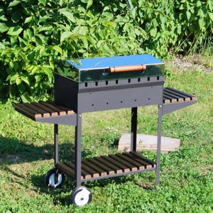 Parrilla con tapa de acero inoxidable.Mecanismo automático de rotación de brochetas incorporado.