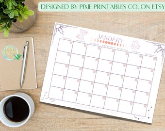 Può includere: Calendario di gennaio stampabile con un tema celeste con un sole, fasi lunari, cristalli e stelle. Il calendario ha uno sfondo bianco con uno schema di colori viola e rosa.