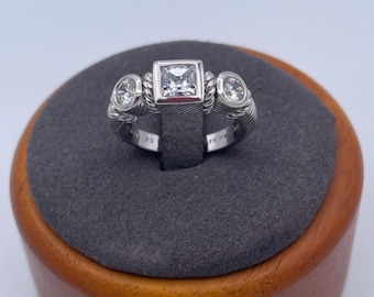 ジュディス・リプカ スターリングシルバー925 キュービックジルコニア スリーストーンリング プリンセスカットセンター サイズ5