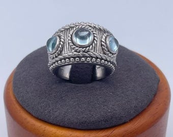 Anello a fascia larga Judith Ripka in argento sterling 925 con cabochon di acquamarina, peso 14,9 g.