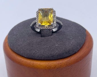 Ring aus 925er Sterlingsilber mit gelbem Zirkonia-Halo, Smaragdschliff, citrinfarbenem Zirkonia, Größe 5,5