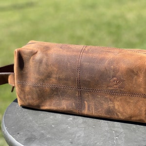 Handmade Leather Dopp Kit – Rustic Brown Toiletry Bag for Men, Travel Shaving Kit, Groomsmen Gift Wash Bag