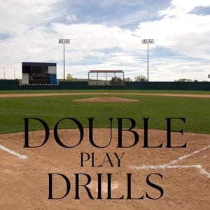 Könnte beinhalten: Ein Baseballfeld mit einem grünen Rasen-Infield und einem Erd-Outfield. Der Text "DOUBLE PLAY DRILLS" ist in Schwarz auf die Erde geschrieben.