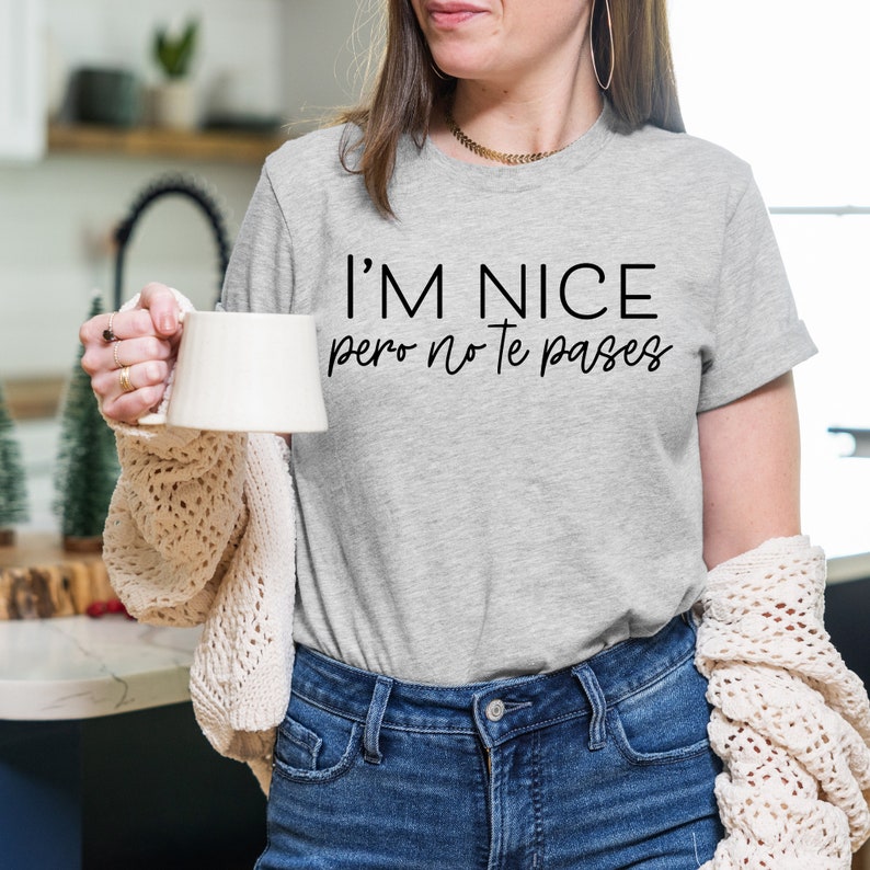 May include: A gray t-shirt with the text "I'm nice pero no te pases" printed in black.