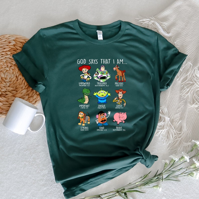 Peut inclure: Un t-shirt vert avec un imprim&eacute; blanc qui dit "Dieu dit que je suis..." et pr&eacute;sente des personnages de la franchise de films Toy Story. Chaque personnage est associ&eacute; &agrave; un mot et un verset biblique.