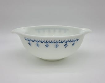 Vintage 2.5QT Pyrex 443 Cinderella Snowflake Garland Mixing Bowl