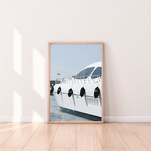Estetyka starych pieniędzy | Wydruk jachtu Chanel | Wydruk jachtu retro | Wydruk ścienny St Tropez | Plakat projektanta | Wystrój nadmorski | Vintage Chanel