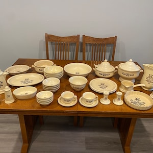 1980s Vintage Pfaltzgraff USA Village Pattern 36 Piece set