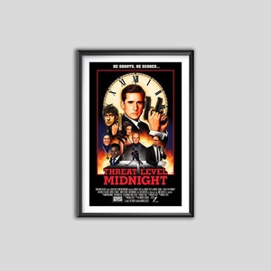 以下が含まれることがあります： 黒い背景に中央に時計の文字盤がある映画のポスター。時計の文字盤はローマ数字で、真夜中に設定されています。ポスターには、銃を持った男性を含む人々のグループと、「Threat Level Midnight」というテキストが描かれています。