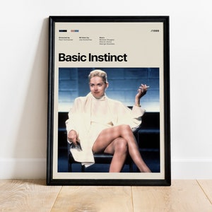 Op de afbeelding: Een minimalistische filmposter voor de film "Basic Instinct" met een vrouw in een witte outfit die op een stoel zit met een sigaret in haar hand. De poster heeft een zwarte lijst en een witte achtergrond.