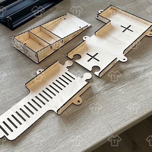 以下が含まれることがあります： ゲームやクラフトプロジェクト用の未完成の木材の切り抜きが4つあります。これらの作品は薄い茶色の木材でできており、さまざまな形とサイズがあります。1つの作品はスロットのグリッドになっており、もう1つは十字形になっており、2つの作品はスロットと十字形の組み合わせになっています。