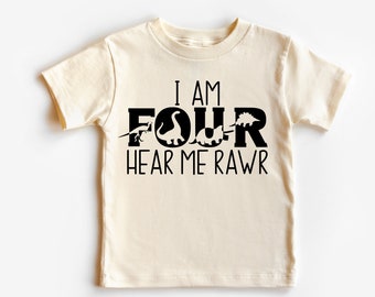 Może przedstawiać: Kremowy t-shirt dla malucha z czarnym tekstem i grafiką dinozaurów. Na koszulce widnieje napis "I AM FOUR HEAR ME RAWR". Nazwa marki "Madi Moosh premium clothing" jest wydrukowana brązową czcionką na dole.
