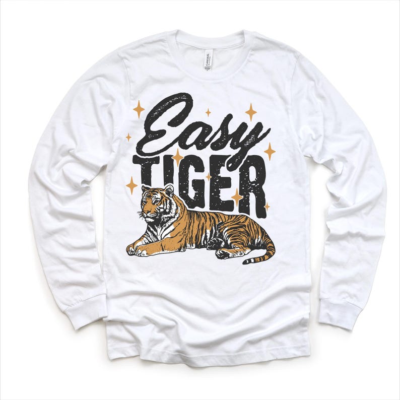 Op de afbeelding: Witte longsleeve t-shirt met een zwarte en gouden afbeelding van een tijger en de tekst "Easy Tiger".