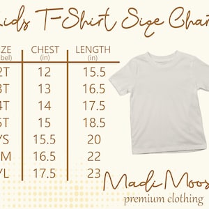 K&ouml;nnte beinhalten: Gr&ouml;&szlig;entabelle f&uuml;r Kinder-T-Shirts mit Ma&szlig;en in Zoll f&uuml;r Brustumfang und L&auml;nge. Die Gr&ouml;&szlig;en umfassen 2T, 3T, 4T, 5T, YS, YM und YL.  Madi Moosh Premium-Bekleidung.