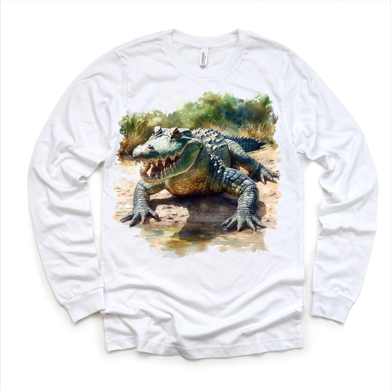 K&ouml;nnte beinhalten: Wei&szlig;es Langarm-T-Shirt mit einer Aquarell-Illustration eines Alligators in einer Sumpflandschaft.