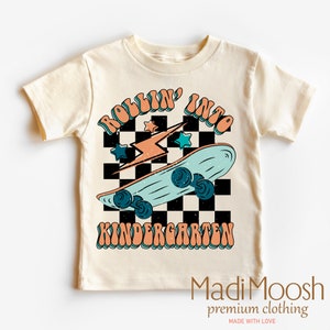 Chemise pour la rentrée scolaire Rollin Into Kindergarten - T-shirt pour tout-petits 1er jour d'école - Chemise pour la rentrée des classes de skateboard - Chemise pour enfants