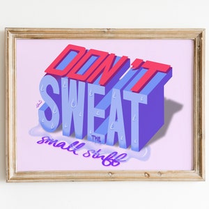 Può includere: Una stampa incorniciata con uno sfondo rosa e il testo "DON'T SWEAT THE SMALL STUFF" in stile 3D. Le parole "DON'T" sono in rosso e le parole "SWEAT THE SMALL STUFF" sono in blu con gocce d'acqua intorno alle lettere.