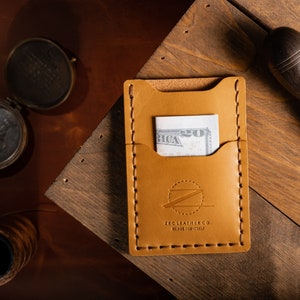 Cartera de cuero delgada, NOCHE DE FECHA, Cartera plegable, Cartera hecha a mano para hombres, Regalo de cumpleaños para hombres, Cartera para hombres con monograma imagen 1