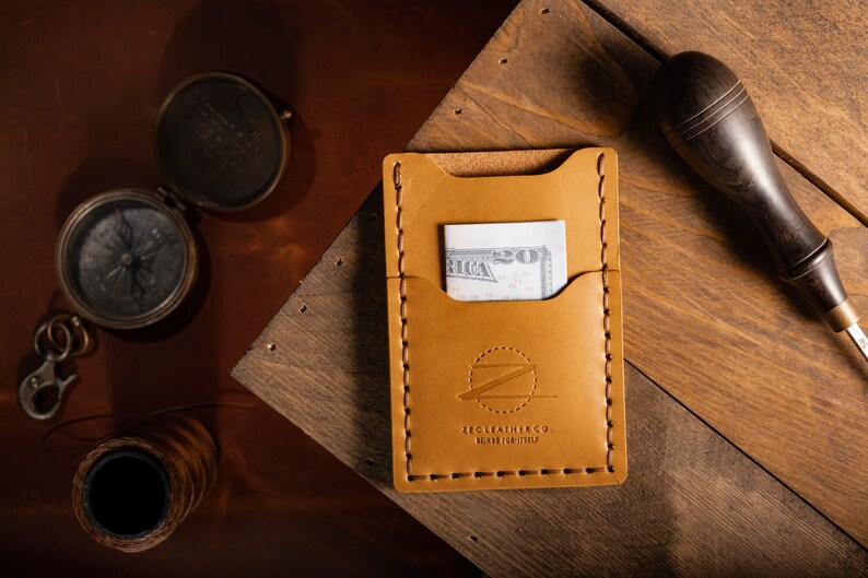 Cartera de cuero delgada, NOCHE DE FECHA, Cartera plegable, Cartera hecha a mano para hombres, Regalo de cumpleaños para hombres, Cartera para hombres con monograma imagen 1
