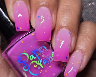 Um Feliz Desaniversário, um esmalte térmico branco-rosa claro-rosa