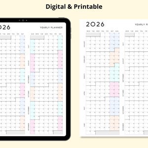 K&ouml;nnte beinhalten: Ein digitaler und druckbarer Jahresplaner 2026. Der Planer wird auf einem Tablet und einem gedruckten Blatt angezeigt. Der Planer hat ein Rasterlayout mit Monaten und Tagen und ist mit Pastellfarben akzentuiert. Ein wei&szlig;er Stift und ein Bleistift sind ebenfalls sichtbar.