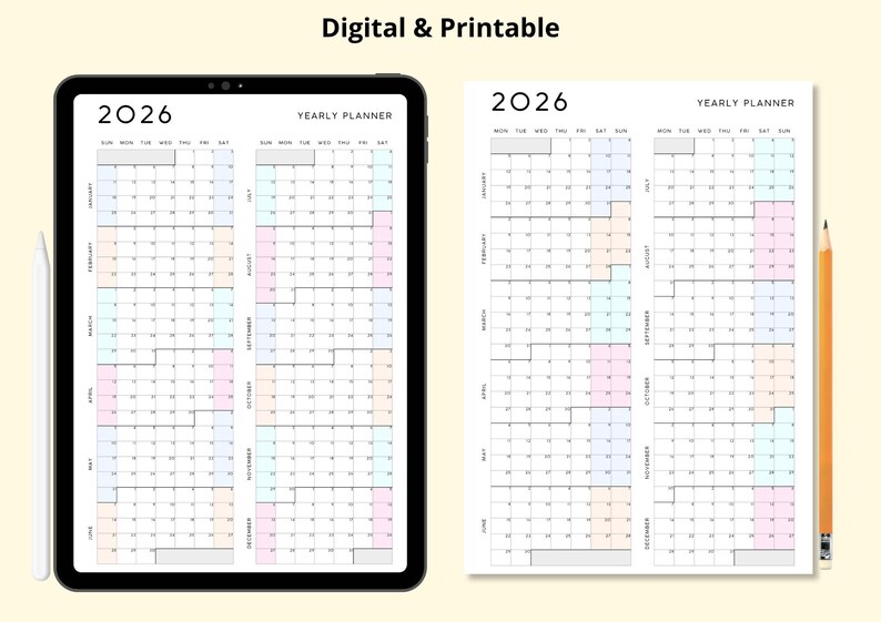 K&ouml;nnte beinhalten: Ein digitaler und druckbarer Jahresplaner 2026. Der Planer wird auf einem Tablet und einem gedruckten Blatt angezeigt. Der Planer hat ein Rasterlayout mit Monaten und Tagen und ist mit Pastellfarben akzentuiert. Ein wei&szlig;er Stift und ein Bleistift sind ebenfalls sichtbar.