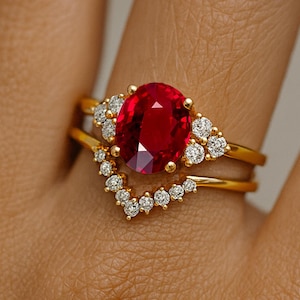Bague rubis ovale : anneau empilable en or 14 carats rehaussé de diamants