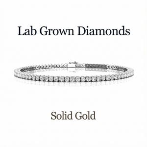Puede incluir: Una pulsera de tenis de oro macizo con diamantes cultivados en laboratorio. La pulsera presenta una línea continua de diamantes de talla redonda, asegurada con un cierre. Las palabras "Lab Grown Diamonds" y "Solid Gold" se muestran arriba y abajo.