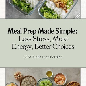 Puede incluir: Dos recipientes transparentes de vidrio para preparar comidas llenos de arroz, pollo, maíz, frijoles negros, lechuga y rodajas de jalapeño. La imagen también muestra varios ingredientes en pequeños cuencos. El texto dice: Preparación de comidas simplificada: Menos estrés, más energía, mejores opciones.