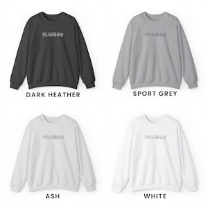 Puede incluir: Cuatro sudaderas con cuello redondo en diferentes colores: gris oscuro jaspeado, gris deportivo, ceniza y blanco. Cada sudadera presenta un peque&ntilde;o dise&ntilde;o gr&aacute;fico de varios iconos en la parte delantera.