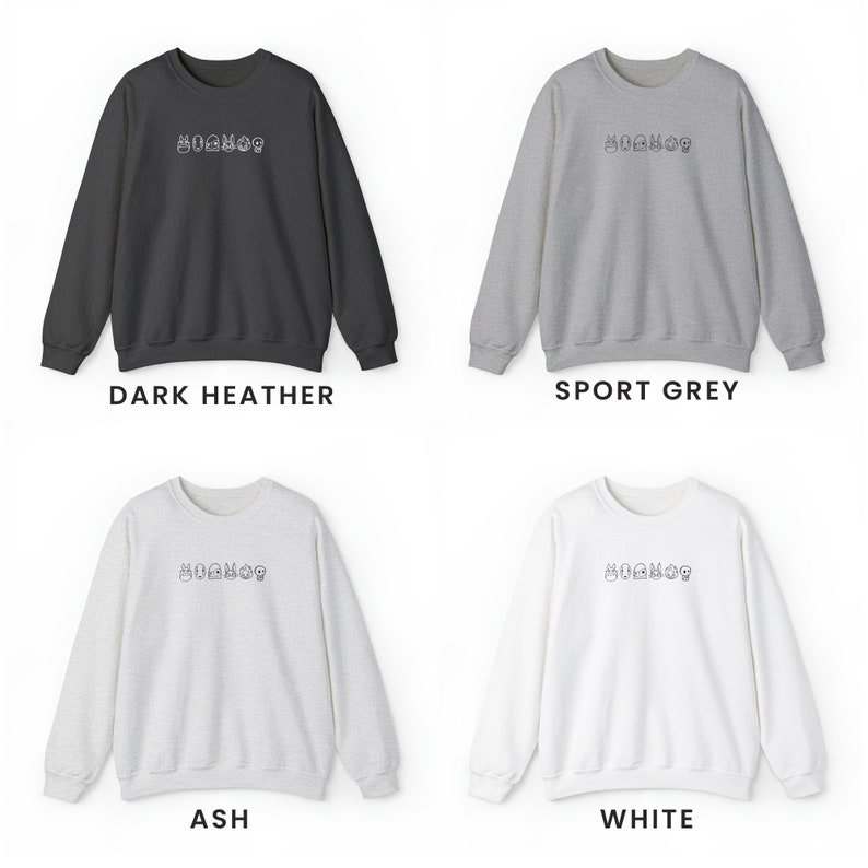 Puede incluir: Cuatro sudaderas con cuello redondo en diferentes colores: gris oscuro jaspeado, gris deportivo, ceniza y blanco. Cada sudadera presenta un peque&ntilde;o dise&ntilde;o gr&aacute;fico de varios iconos en la parte delantera.