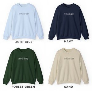 Puede incluir: Cuatro sudaderas con cuello redondo en diferentes colores: azul claro, azul marino, verde bosque y arena. Cada sudadera presenta un peque&ntilde;o dise&ntilde;o gr&aacute;fico de una serie de iconos en la parte delantera.