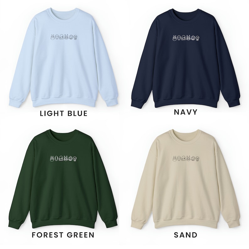 Puede incluir: Cuatro sudaderas con cuello redondo en diferentes colores: azul claro, azul marino, verde bosque y arena. Cada sudadera presenta un peque&ntilde;o dise&ntilde;o gr&aacute;fico de una serie de iconos en la parte delantera.