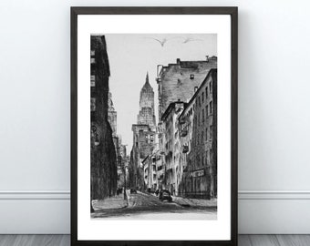Könnte beinhalten: Eine Schwarzweißzeichnung einer Stadtstraße in New York City. Die Zeichnung zeigt hohe Gebäude, eine Straße mit einem Auto und einen Bürgersteig mit Fußgängern.