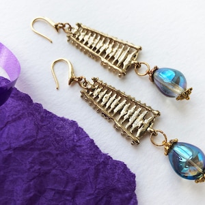 Pendientes colgantes llamativos dorados, pendientes largos de fiesta con cuentas de vidrio azul para mujer, pendientes colgantes grandes con acento, joyas grandes y elegantes.
