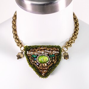 ユニークな手作りの極太グリーンネックレス：存在感のあるビーズ刺繍の襟飾り、特別な義母への大胆なジュエリーギフト