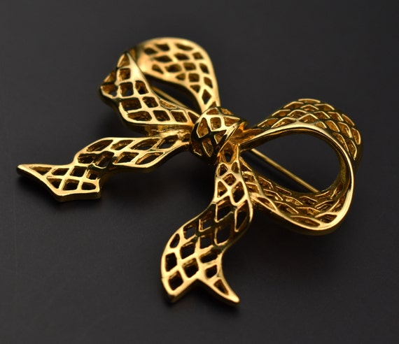 Gold bow brooch large, elegant basic lapel pin, s… - image 1